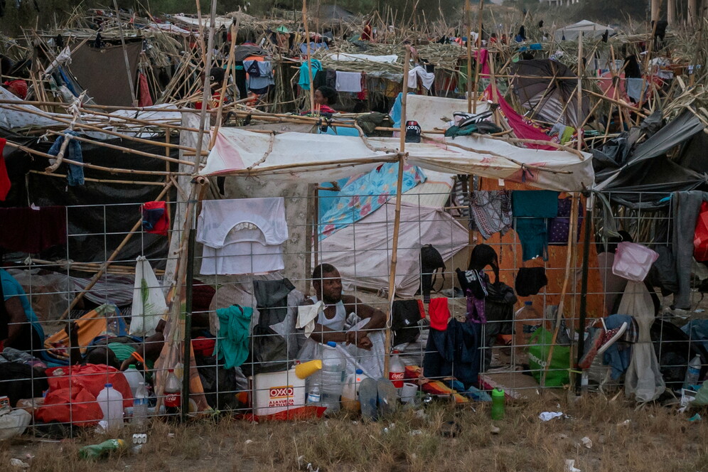 Migrants shelter near International Bridge in Del Rio 